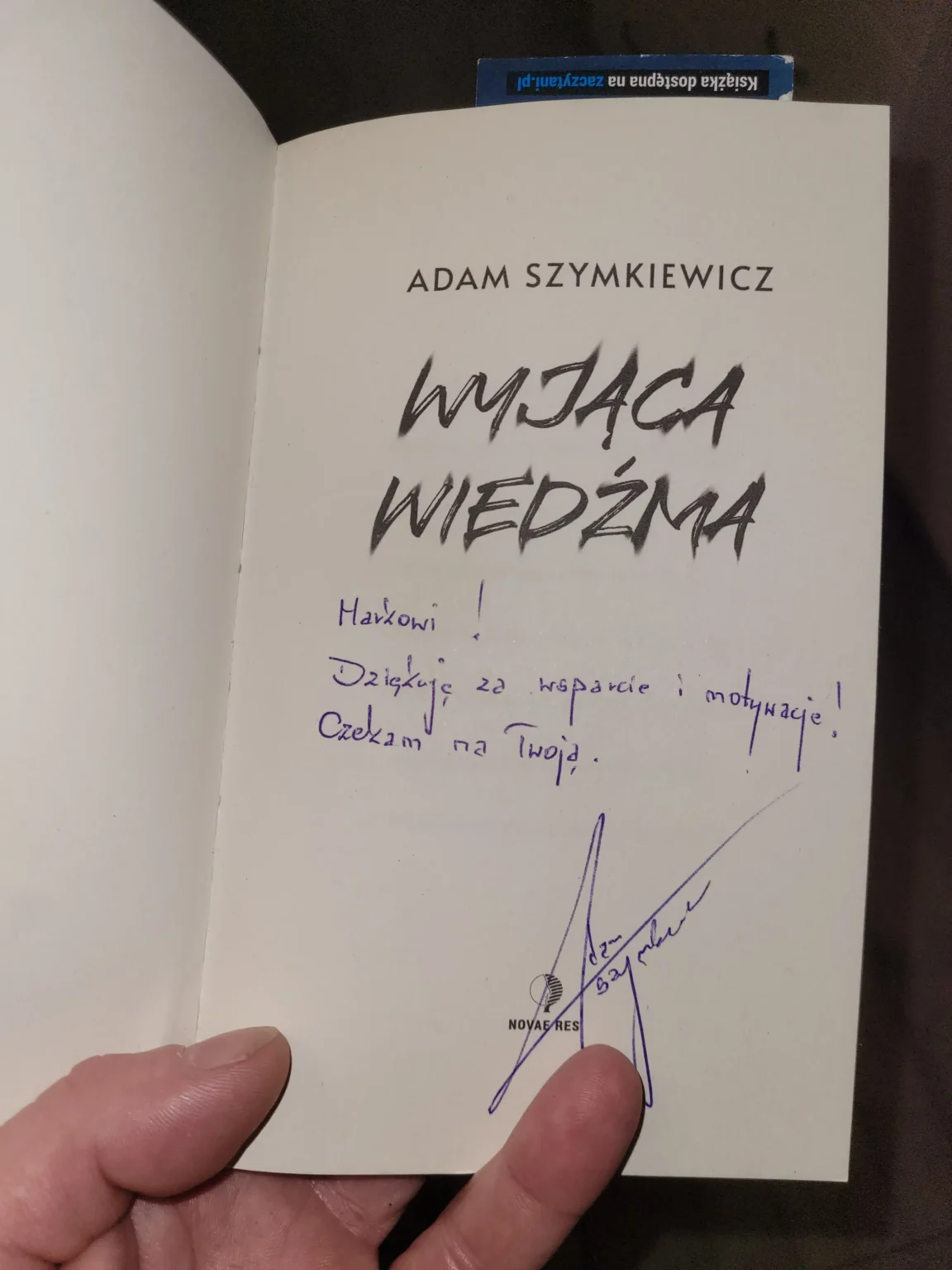 Koszulka książki Wyjąca Wiedźma z dedykacją od Adam Szymkiewicza